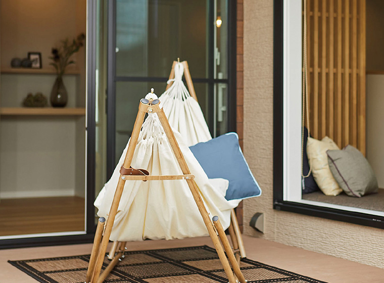 ほどよく光が入り、木のぬくもりを感じるウッドデッキ