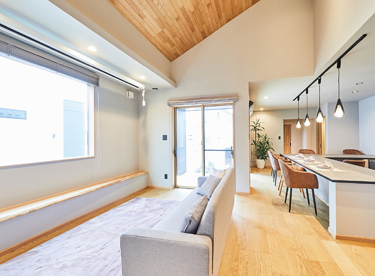 天井の高いリビングが明るくて開放的